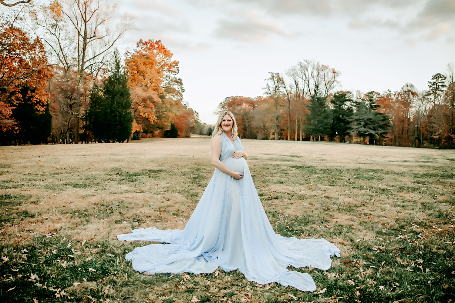beautiful-pregnant-mama-in-blue-chiffon-dress-during-maternity-photoshoot-in-Reynolda-garden-and-museum-winston-salem