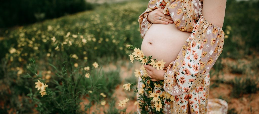 maternity-detail-shot-in-wild-flower-field-dogwood-farm-north-carolina-maternity-photographer