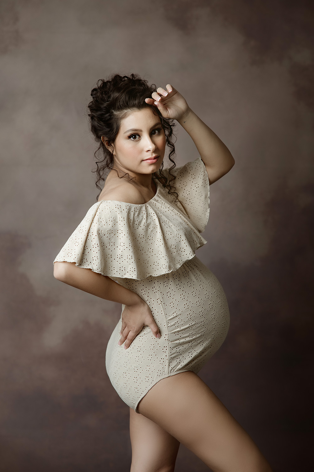 pregnant-mama-in-beige-bodysuit-during-maternity-photoshoot-in-Tanglewood-Park-Clemmons-with-maternity-photographer-winston-salem