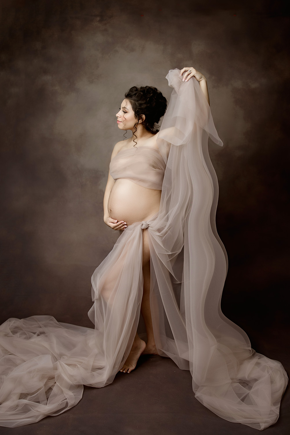 pregnant-mama-in-beige-tulle-fabric-during-maternity-photoshoot-in-Tanglewood-Park-Clemmons-with-maternity-photographer-winston-salem