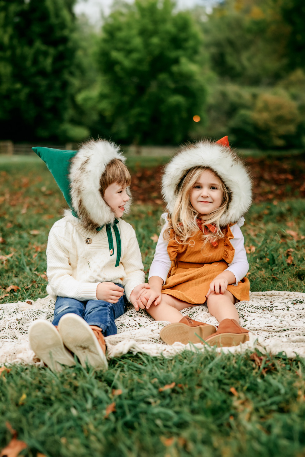 boy-and-girl-in-bonnets-sitting-in-the-grass-winston-salem-family-photoshoot