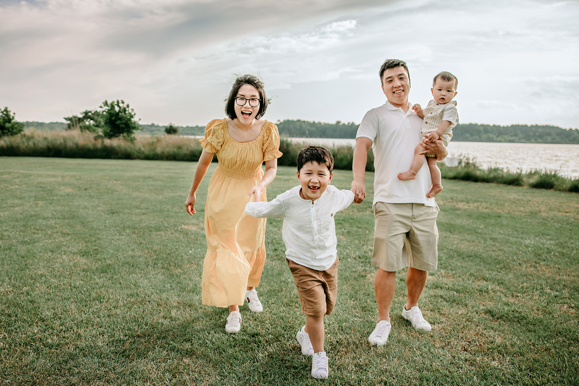 family-of-4-lake-side-photo-session-Lake-Crabtree-Raleigh-family-photography