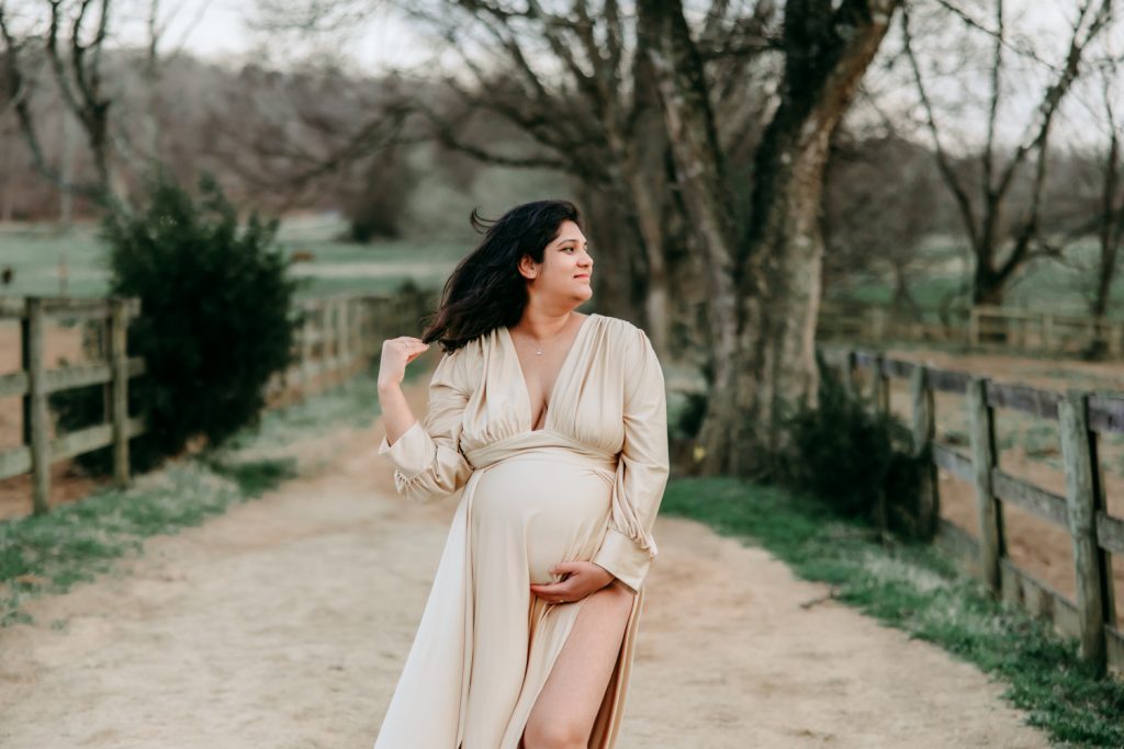 beautiful-maternity-mother-in-spring-blossom-tanglewood-park-winston-salem-family-photo-session