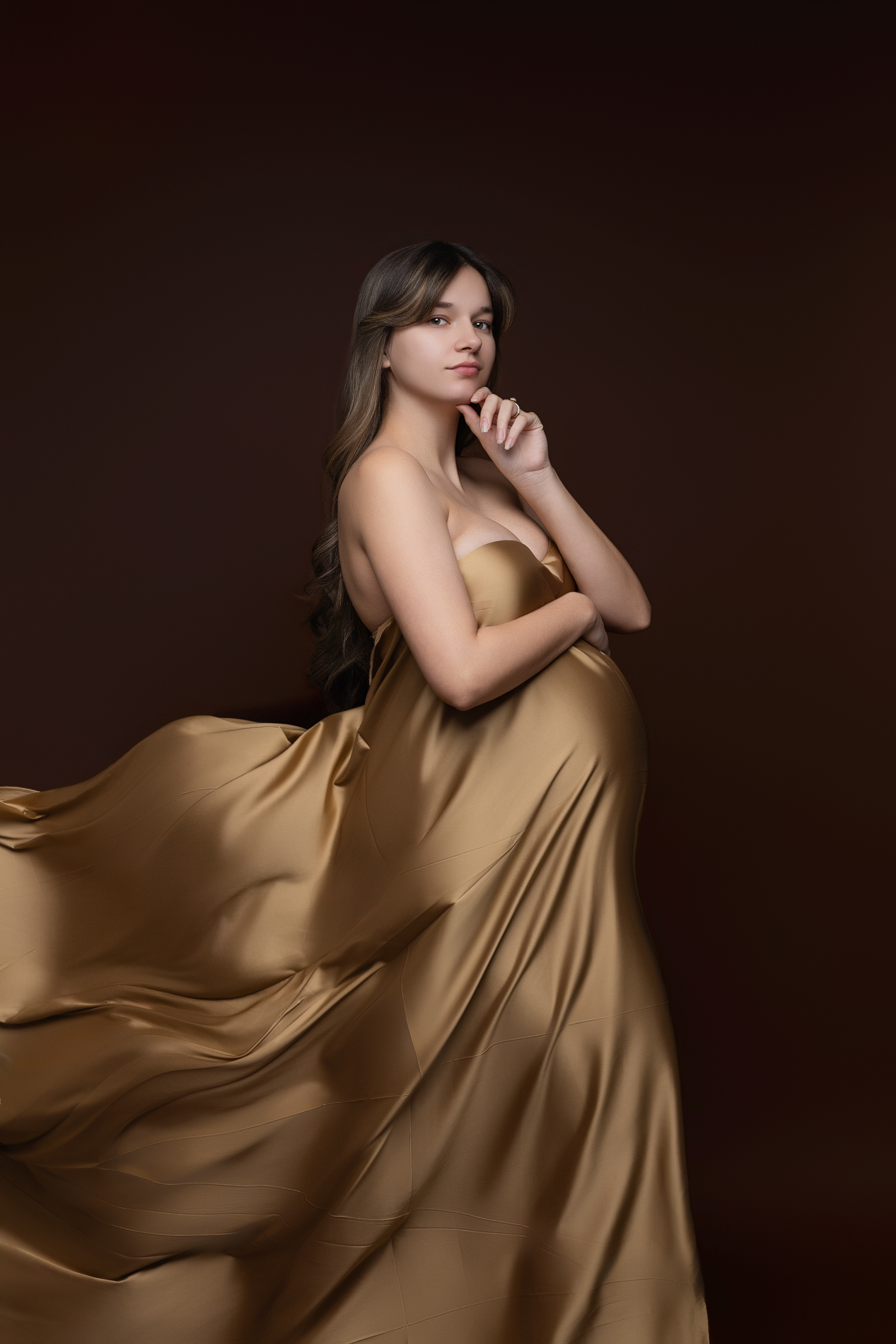 maternity-fine-art-portrait-with golden fabric-photosession-greensboro-family-photographer