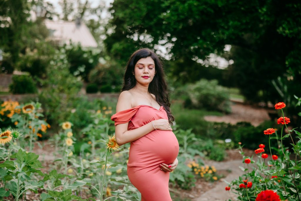 reynolda-garden-maternity-session-pregnant-mother-winston-salem-family-photographer