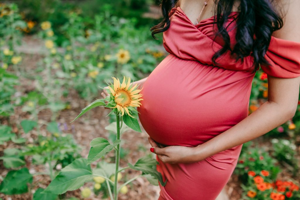 reynolda-garden-maternity-session-pregnant-mother-winston-salem-family-photographer
