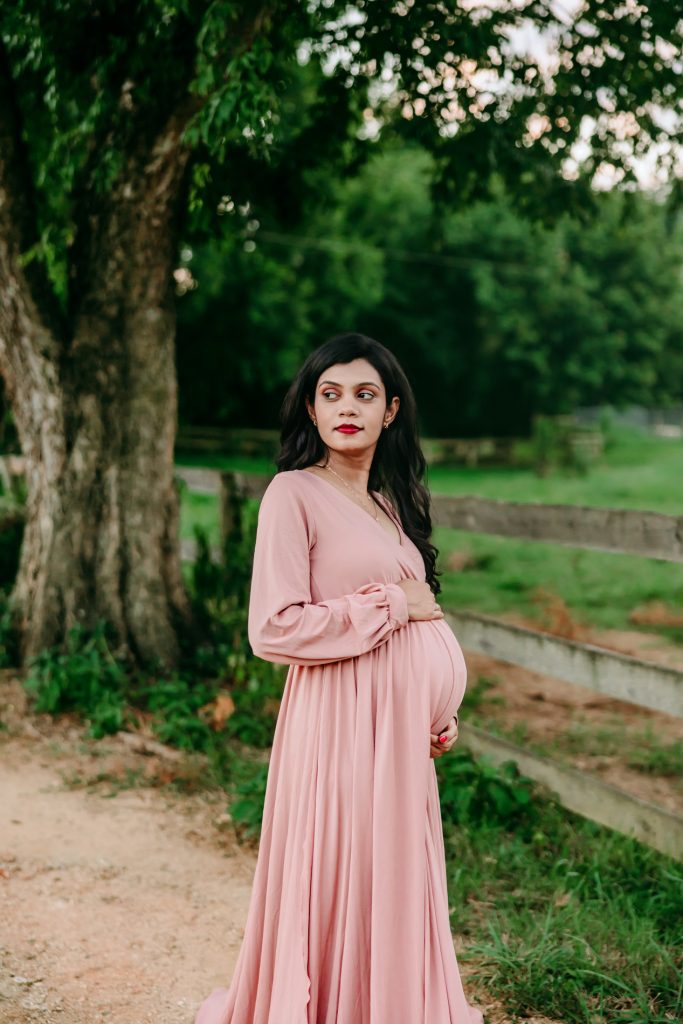 reynolda-garden-maternity-session-pregnant-mother-winston-salem-family-photographer