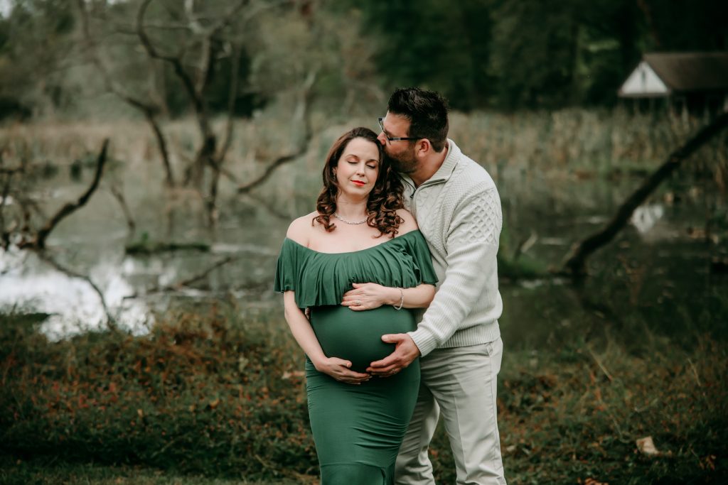 reynolda-garden-maternity-session-pregnant-mother-winston-salem-family-photographer