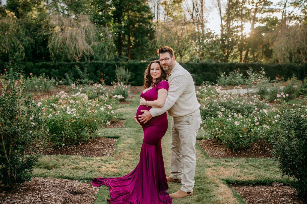 reynolda-garden-maternity-session-pregnant-mother-winston-salem-family-photographer