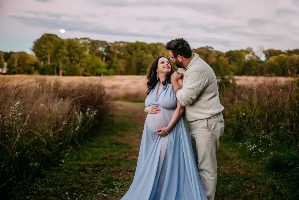 reynolda-garden-maternity-session-pregnant-mother-winston-salem-family-photographer